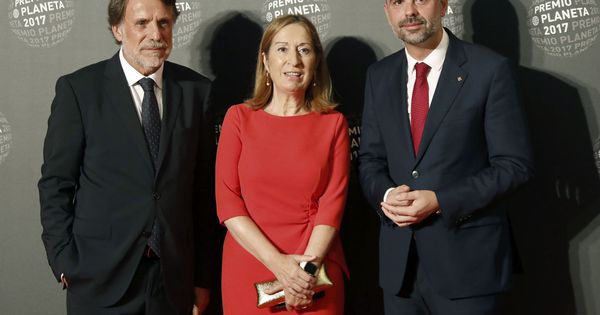 Foto: La presidenta del Congreso de los Diputados, Ana Pastor, acompañada por el delegado del Gobierno en Cataluña, Enric Millo (d), y el presidente del Grupo Planeta, José Creuheras (i). (EFE)