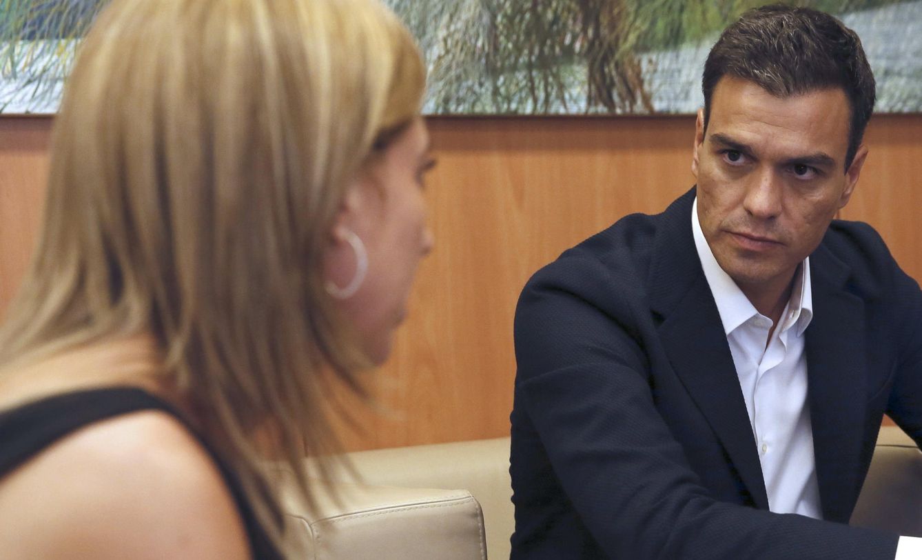 El secretario general del PSOE, Pedro Sánchez, conversa con Carme Chacón. (EFE)