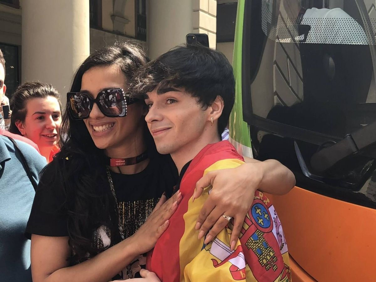 Foto: Chanel junto a su mayor fan, Joan, en Turín. (Imagen cedida)
