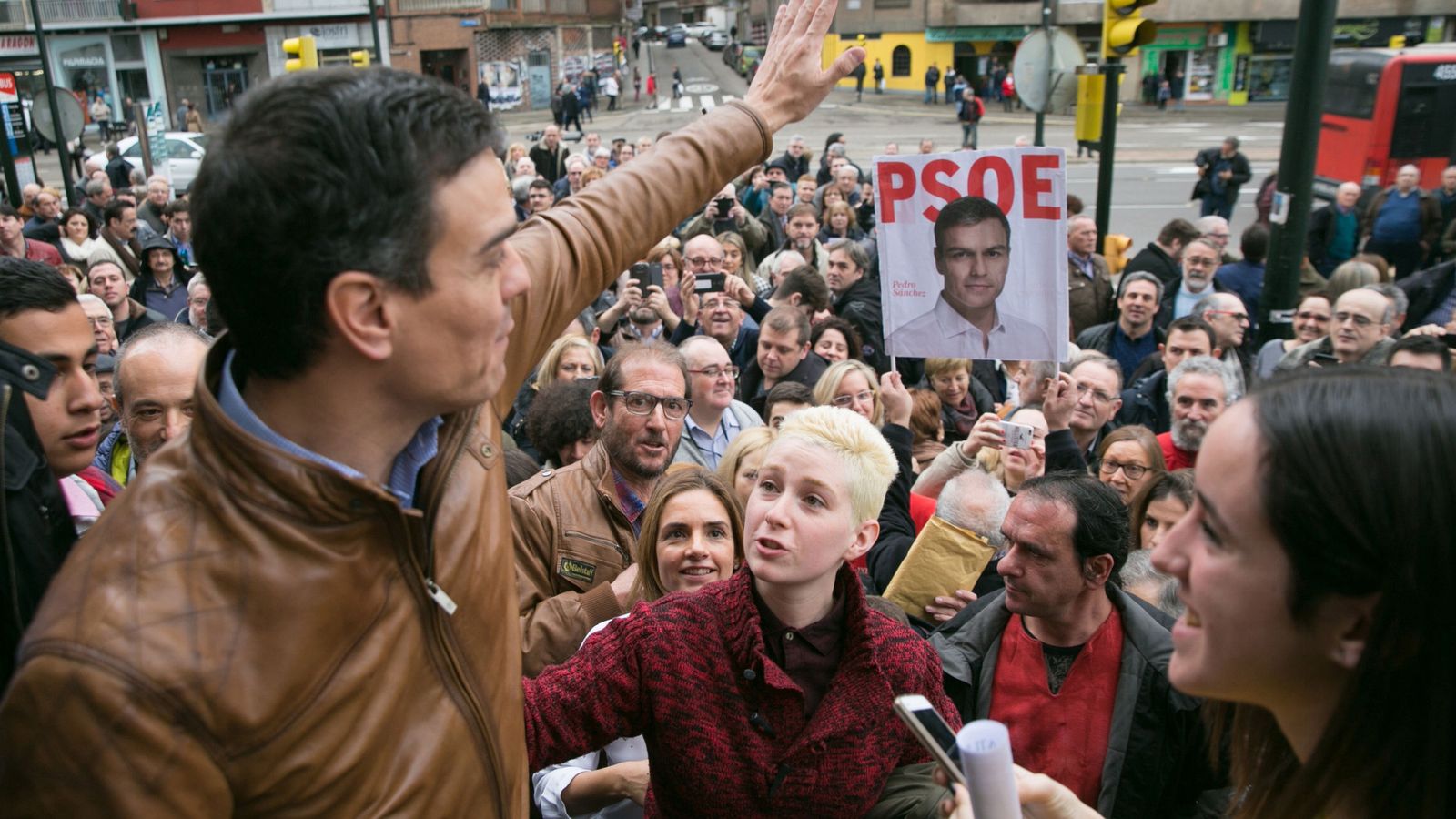 Foto: Pedro Sánchez saluda a militantes y simpatizantes socialistas tras su mitin, el pasado sábado, en Zaragoza. (EFE)