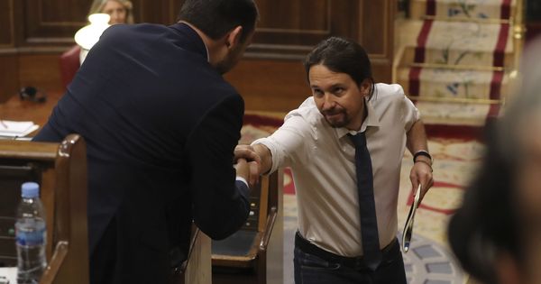 Foto: Pablo Iglesias estrecha la mano a José Luis Ábalos durante la segunda jornada de debate de la moción de censura, este 14 de junio. (EFE)