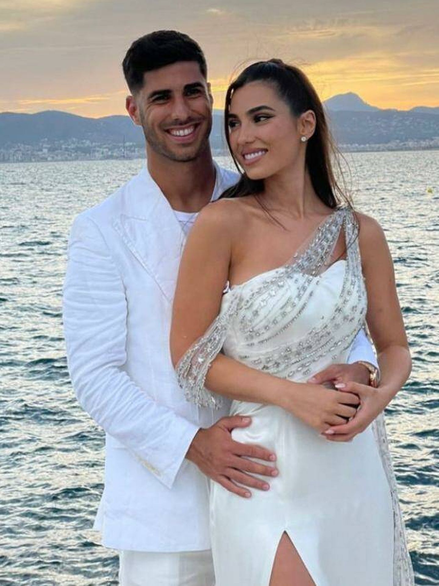 Marco Asensio y Sandra Garal, en su preboda en Mallorca. (Instagram)