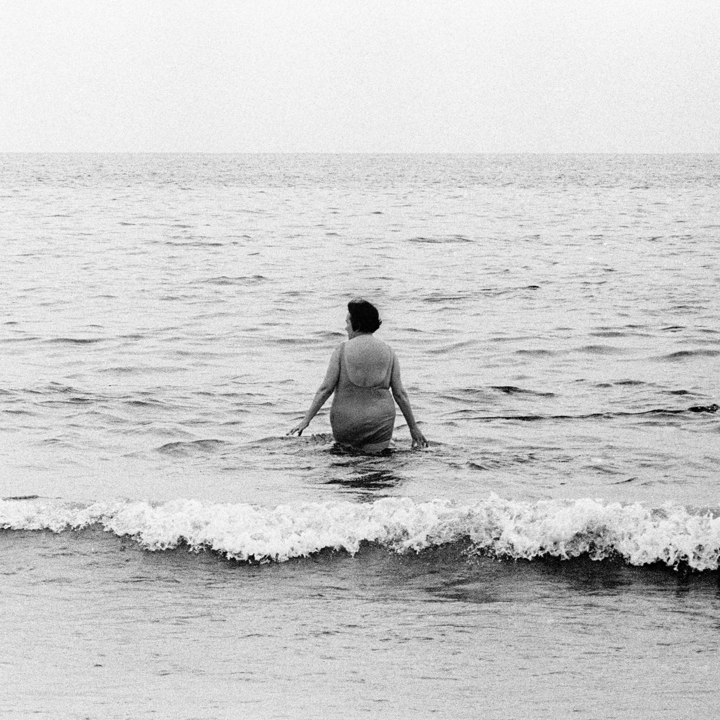 'Entrando al mar', Sitges, 1966. (Archivo Colita Fotografía)