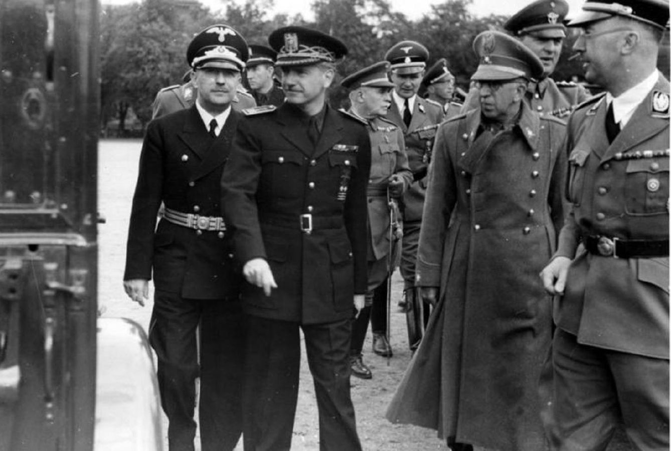 Serrano Suñer en el centro con Heinrich Himmler, en primer plano a la izquierda.
