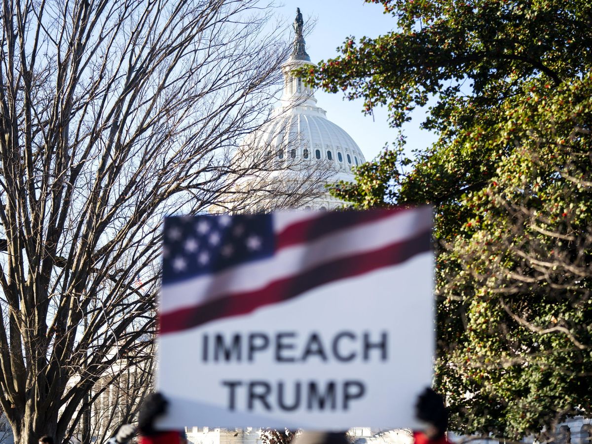 Foto: Cartel a favor del 'impeachment' fuera del Capitolio. (Reuters)