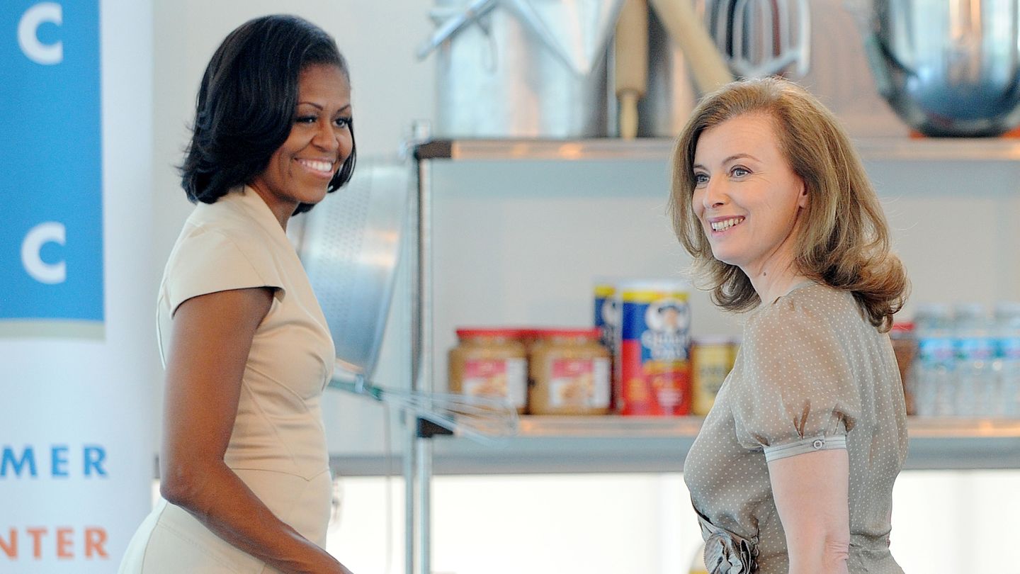 Michelle Obama junto a Trierweiler en una imagen de archivo (Reuters).