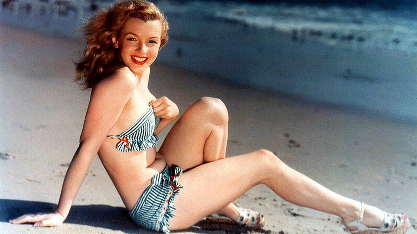 Marilyn Monroe posando en bikini a finales de 1940. (Wikipedia)