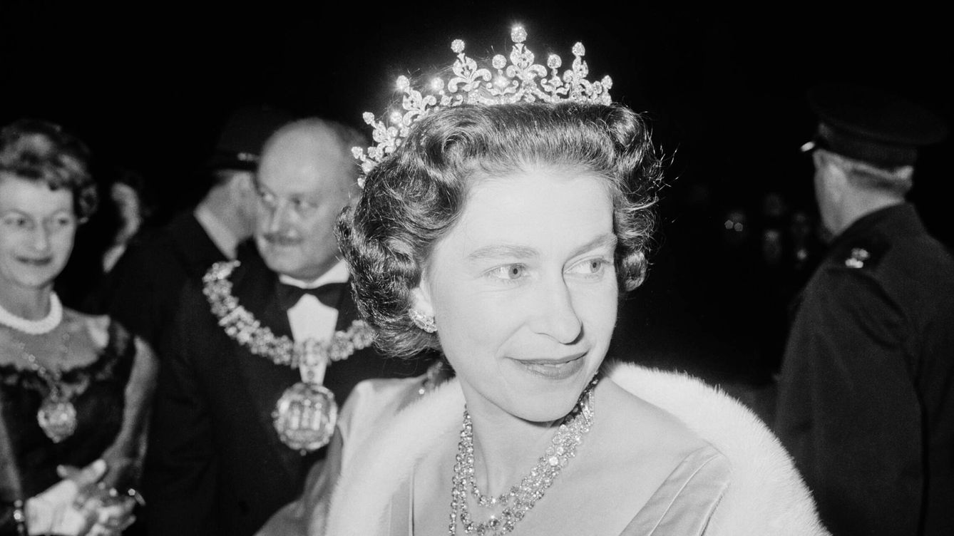 Foto: La reina Isabel II, durante un acto de la Real Academia de Arte Dramático de Londres, en 1964. (Getty/Express/Terry Disney)