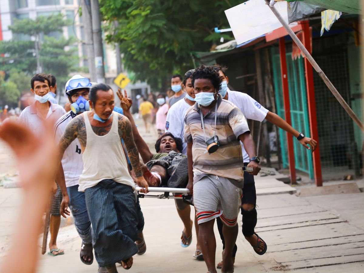 Foto: Un hombre herido en las protestas en Yangon, Birmania. (Reuters)