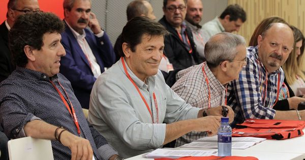 Foto: Javier Fernández, presidente de Asturias y de la gestora del PSOE, junto al número dos de la FSA, Jesús Gutiérrez, el pasado 28 de mayo en el 'congresillo' autonómico. (EFE)