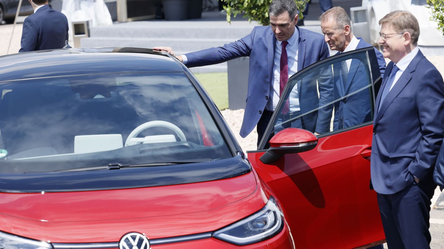Sánchez, el presidente del Grupo Volkswagen, Herbert Diess, y Puig, en la presentación de la gigafactoría. (EFE/Biel Aliño)