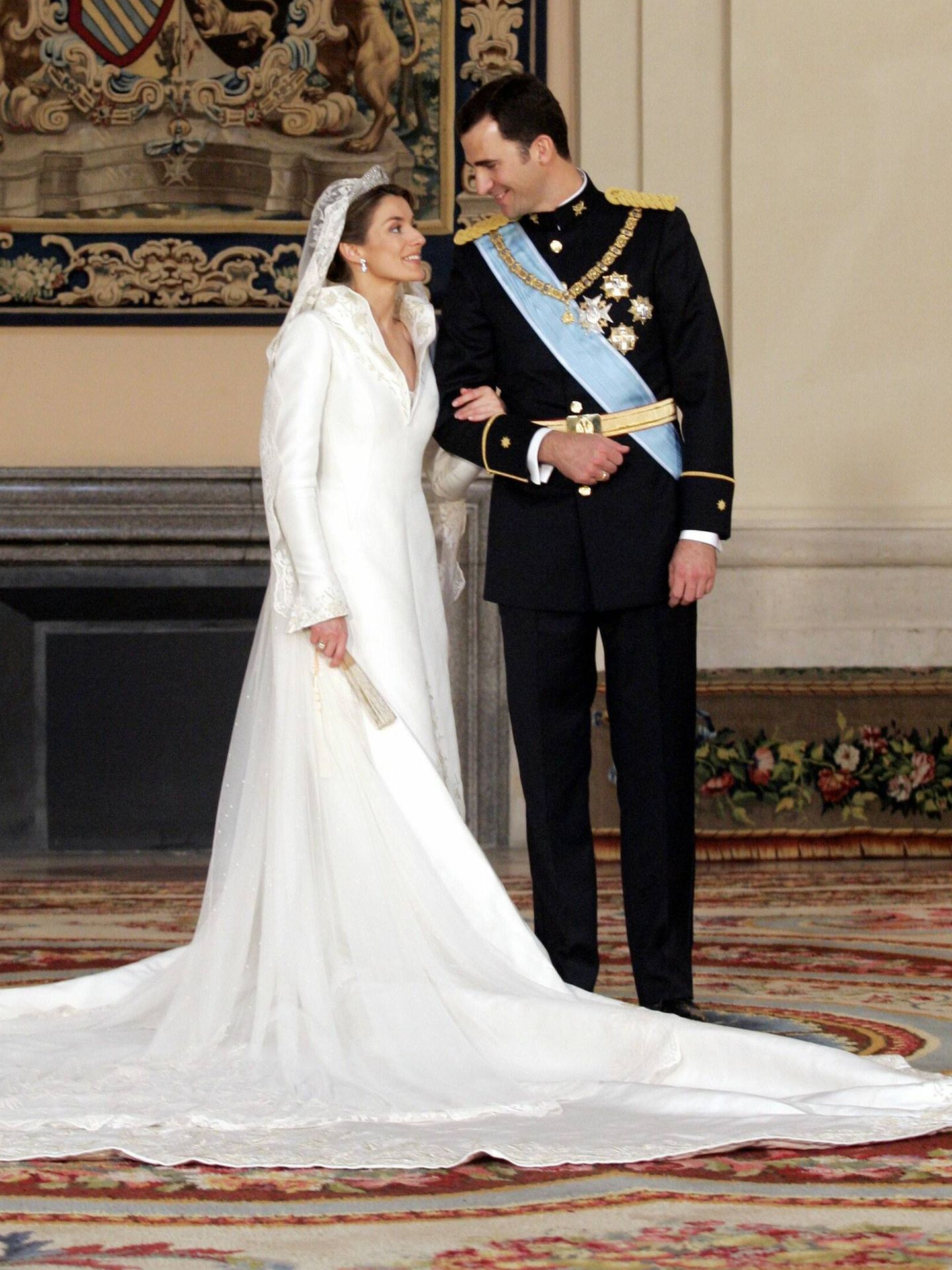 Los Reyes, ya como marido y mujer, en un posado oficial tras su boda. (Gtres)