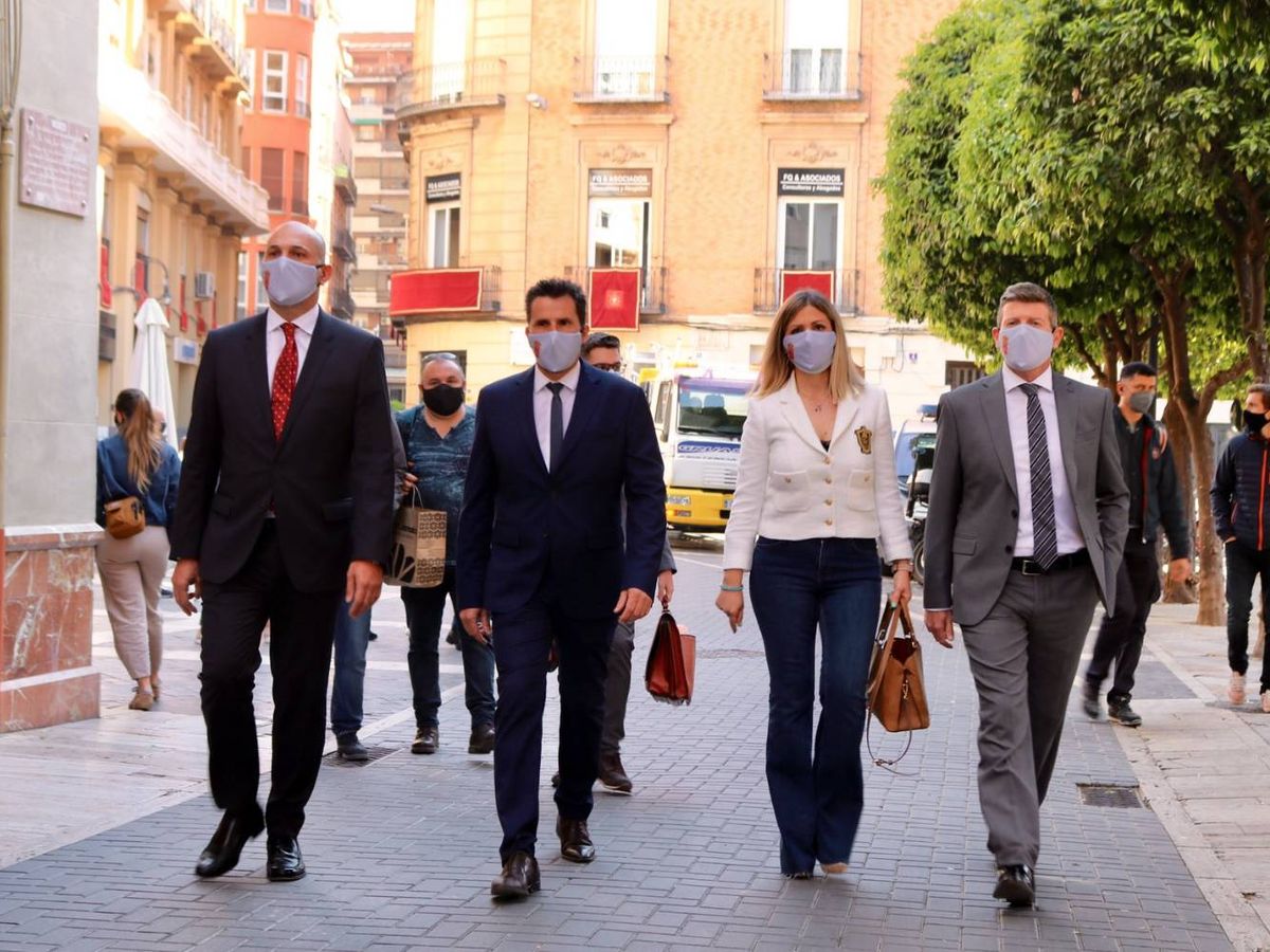 Foto: Los cuatro concejales de Ciudadanos, a su llegada al Ayuntamiento de Murcia para debatir la moción de censura. (Cs)