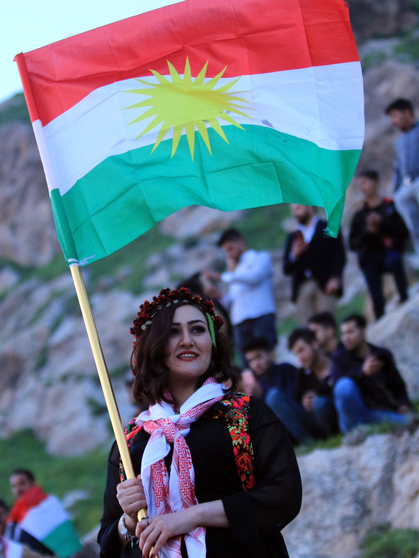 Una mujer con una bandera kurda en Duhok, en el Kurdistán iraquí. (Reuters)