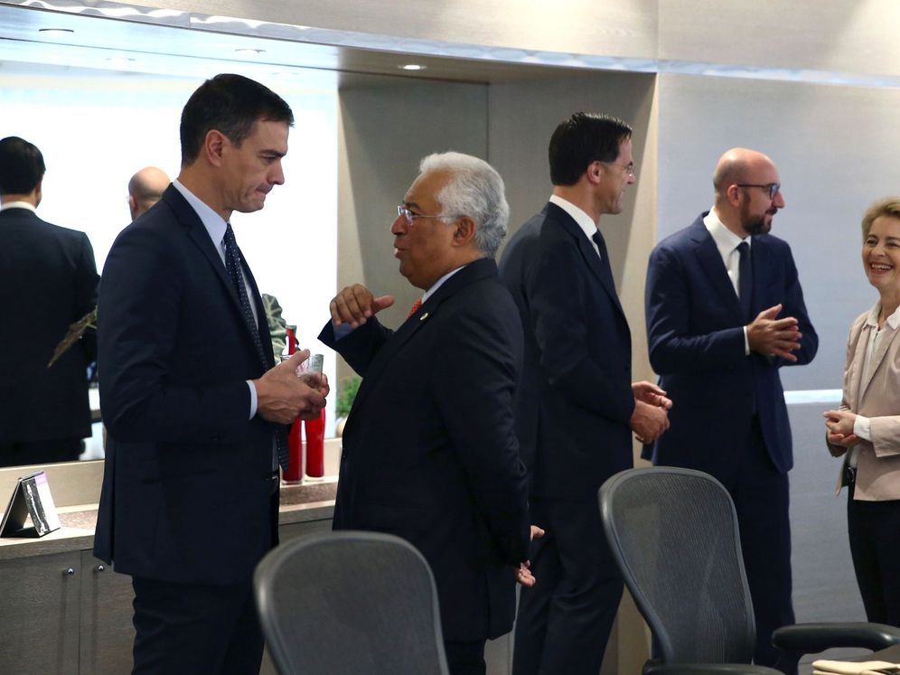 Foto: Pedro Sánchez charla con el primer ministro portugués, António Costa, en la reunión del Consejo Europeo, este viernes en Bruselas. (EFE)