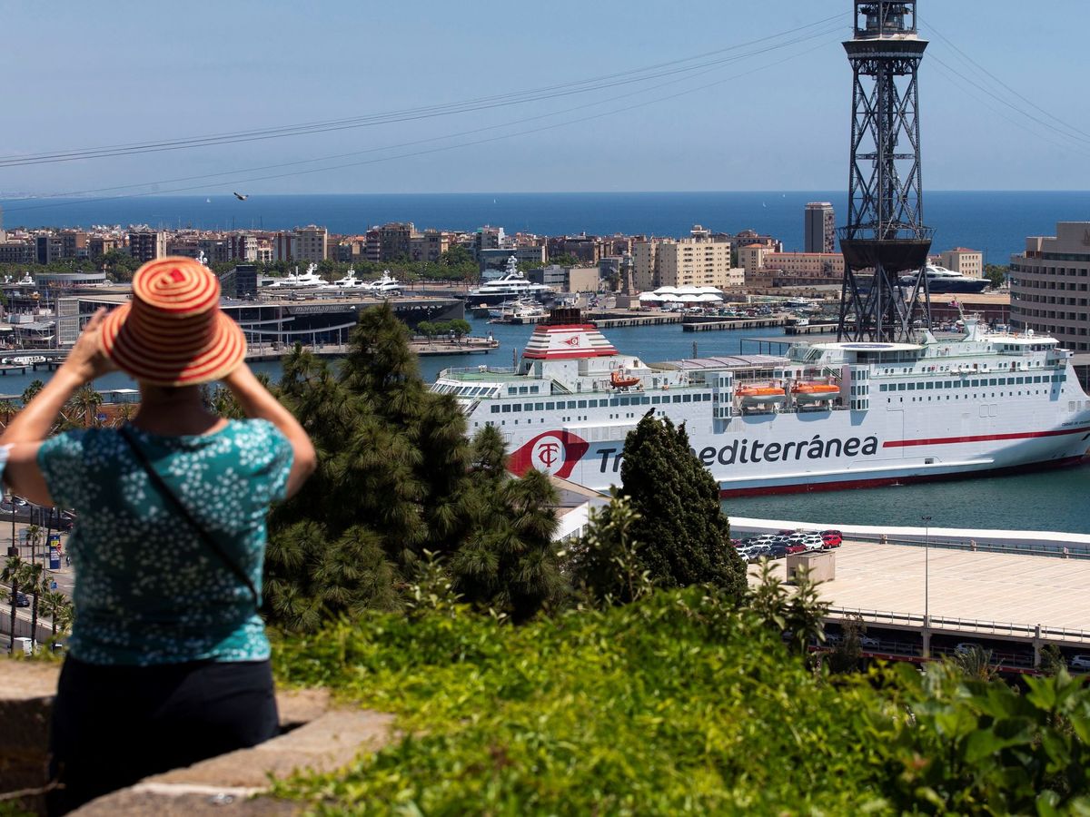Foto: Una turista en el Puerto de Barcelona. (EFE)