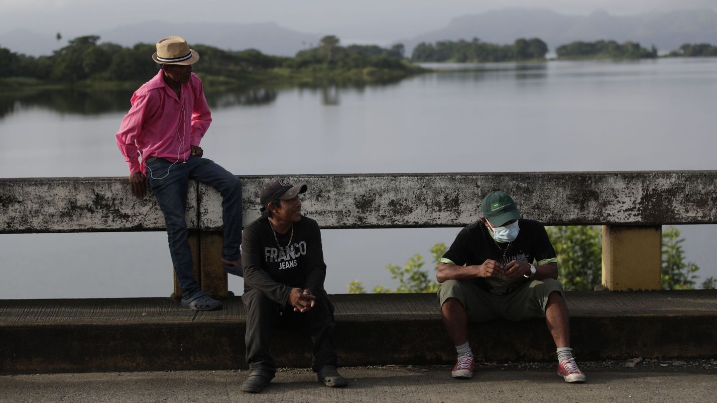 Panameños, ante uno de los embalses del país. (EFE)