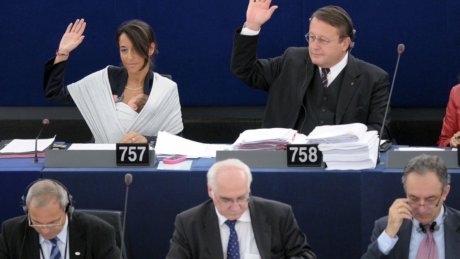 Foto: La eurodiputada Licia Ronzulli (i) sostiene a su bebé dormido en brazos mientras vota durante la sesión plenaria mensual del Parlamento Europeo en 2010. (EFE)