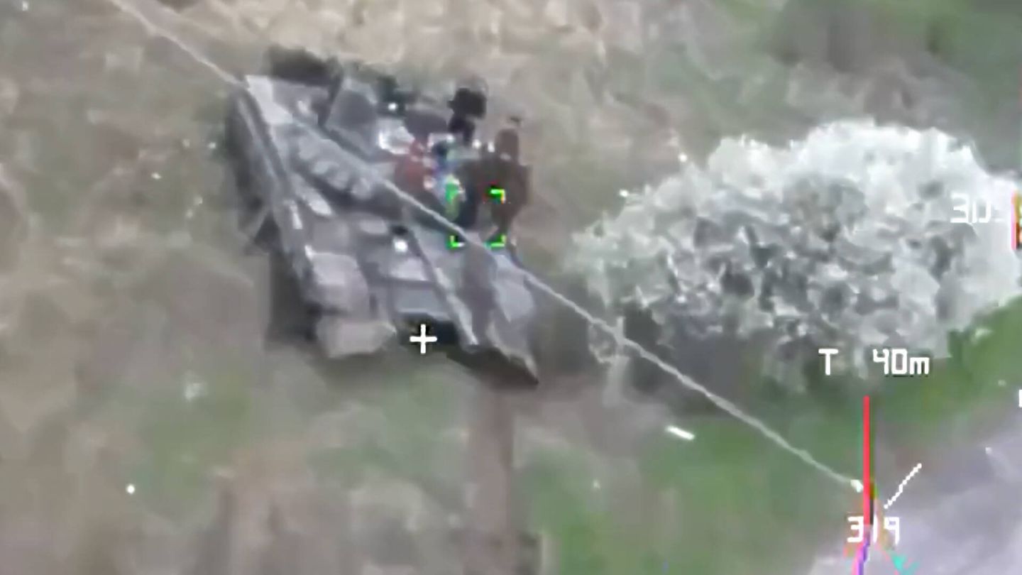 Tanque ruso antes de caer presa de un dron kamikaze Switchblade.