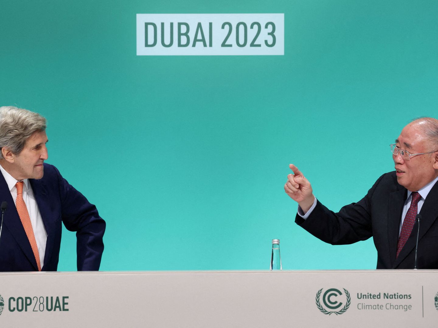 El representante de EEUU, John Kerry, y el de China, Xie Zhenhua, debatiendo en la COP28 de Dubái. (Reuters/A.Alfiky)