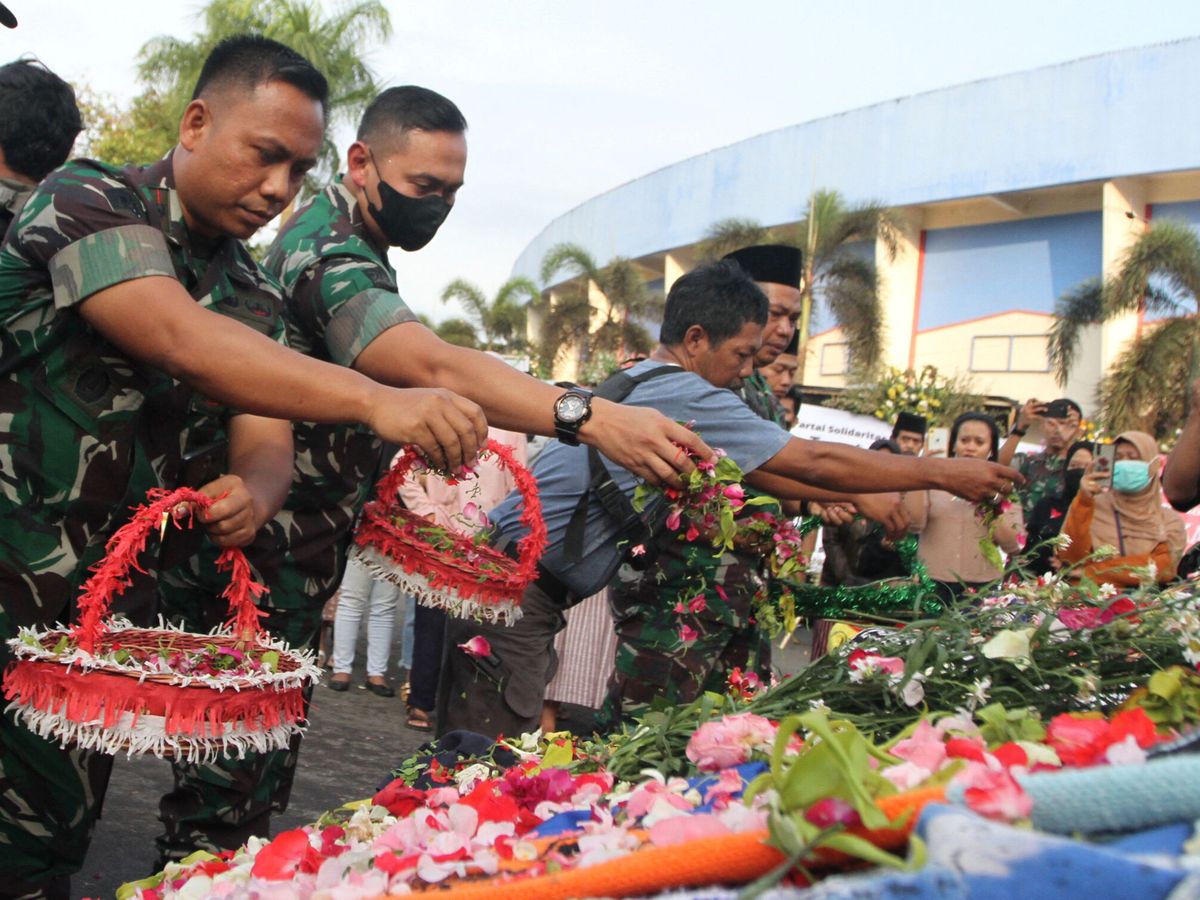 Foto: Varias personas muestran sus respetos tras la tragedia en el Estadio Kanjuruhan (Reuters/Antara Foto Ari Bowo)
