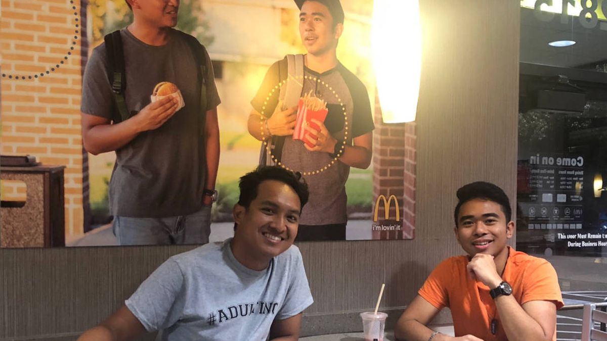 Final feliz para la broma de los chicos que colgaron su propia foto en un McDonalds