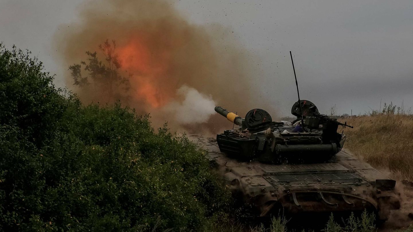 Carro de combate ucraniano T-80 disparando sobre posiciones rusas. (Reuters)