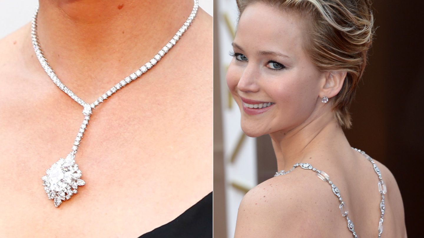 Detalle del colgante de Charlize Theron (izquierda) y el del , Jennifer Lawrence (I.C.)