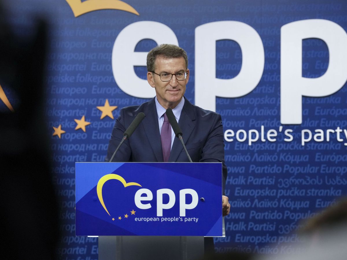 Foto: El presidente del Partido Popular, Alberto Núñez Feijóo, durante una rueda de prensa este jueves en la sede del PP Europeo en Bruselas. (EFE/David Mudarra/PP)