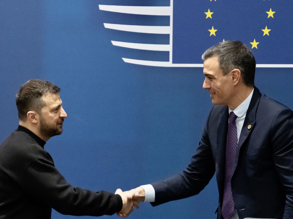 Foto: El presidente del Gobierno, Pedro Sánchez, saluda al presidente de Ucrania, Volodímir Zelenski, durante el Consejo Europeo Extraordinario celebrado el pasado 10 de febrero. (EFE/Consejo Europeo)
