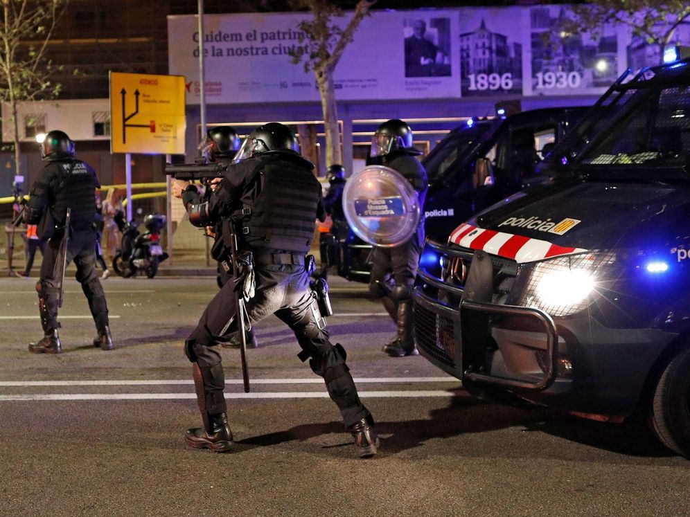 Foto: Mossos d'Esquadra dispersan a los miles de personas concentradas ante la Jefatura de la Policía Nacional de la Via Laietana de Barcelona. (EFE)