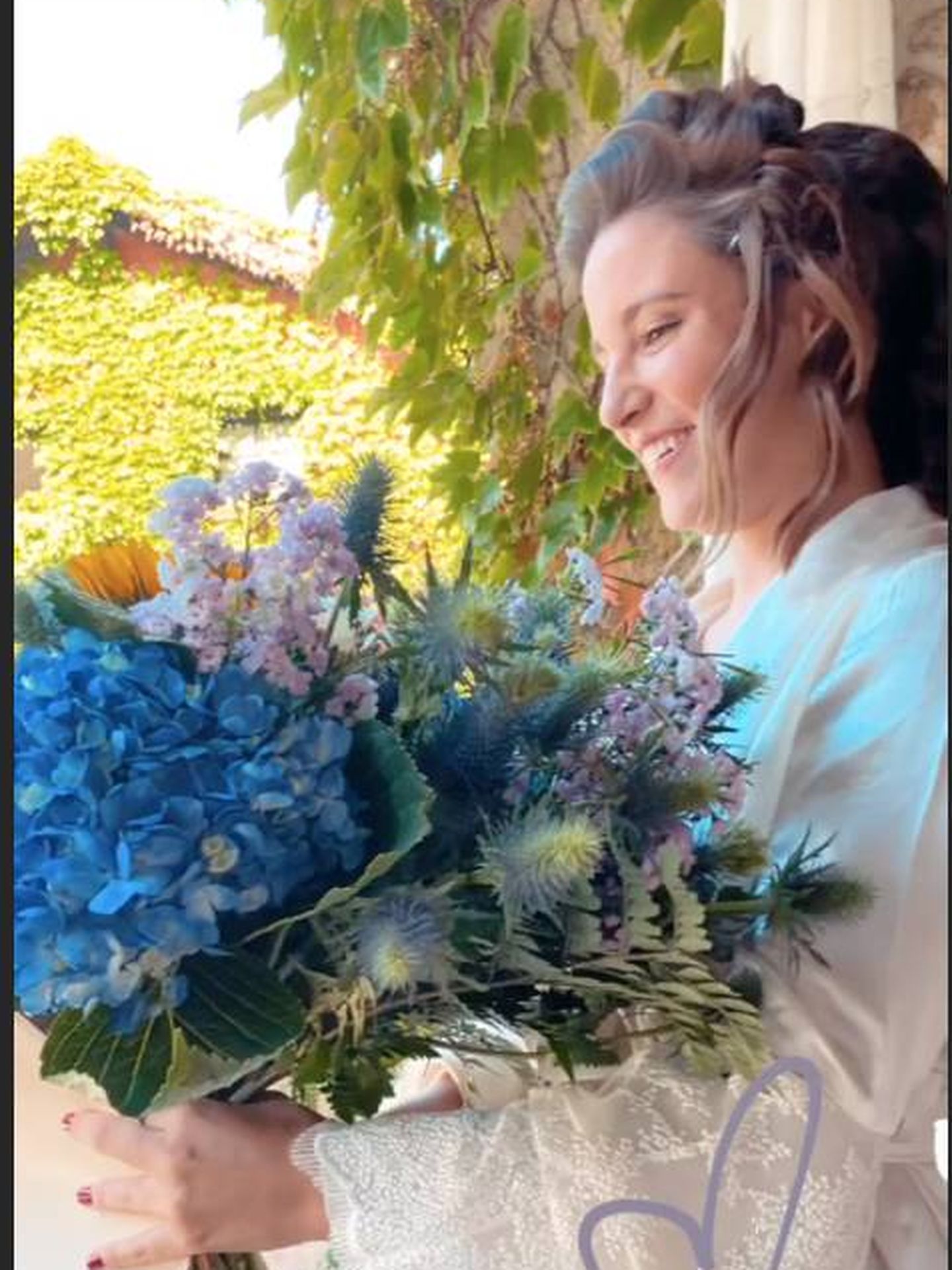 Marta Pombo con el ramo de flores que ha recibido de parte del novio. (IG)
