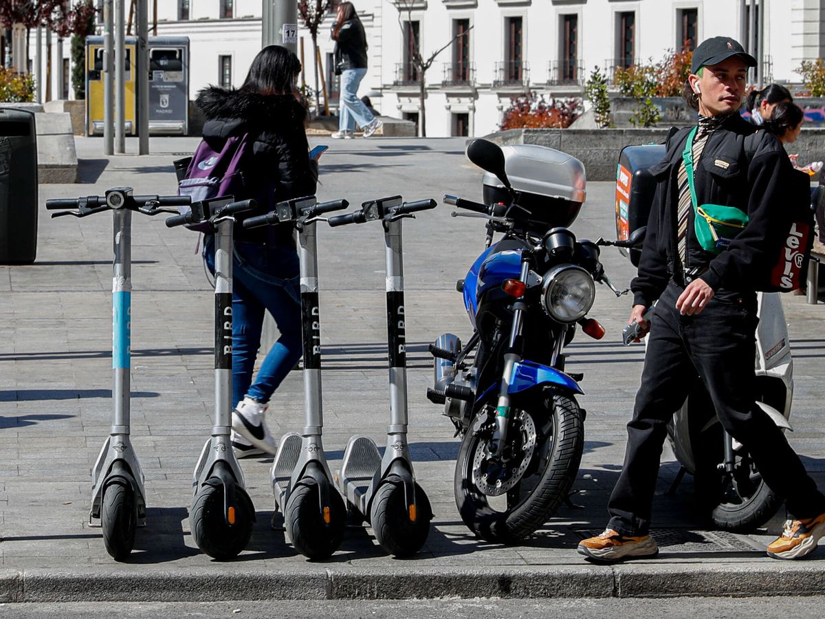 Foto: Madrid prohíbe de forma personal el acceso de los patinetes eléctricos a la red de transporte público. (EFE/Eduardo Oyana)