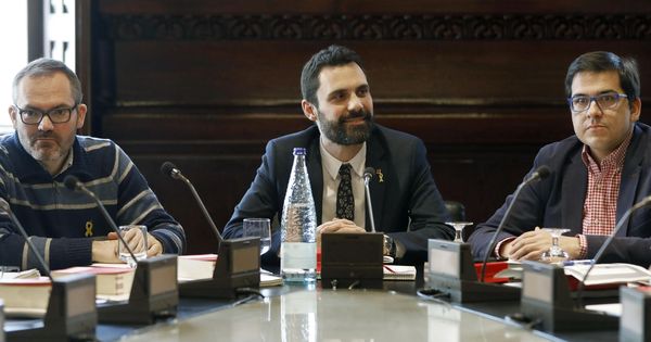 Foto: El presidente de la cámara catalana, Roger Torrent (c), junto al vicepresidente primero, Josep Costa de JxCat (i), y José María Espejo-Saavedra de Ciudadanos (d) este lunes. (EFE)