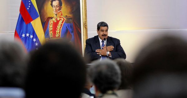 Foto: El presidente Nicolás Maduro saluda a los observadores internacionales venidos al país para las elecciones de este domingo, en Caracas, el pasado 18 de mayo de 2018. (Reuters)