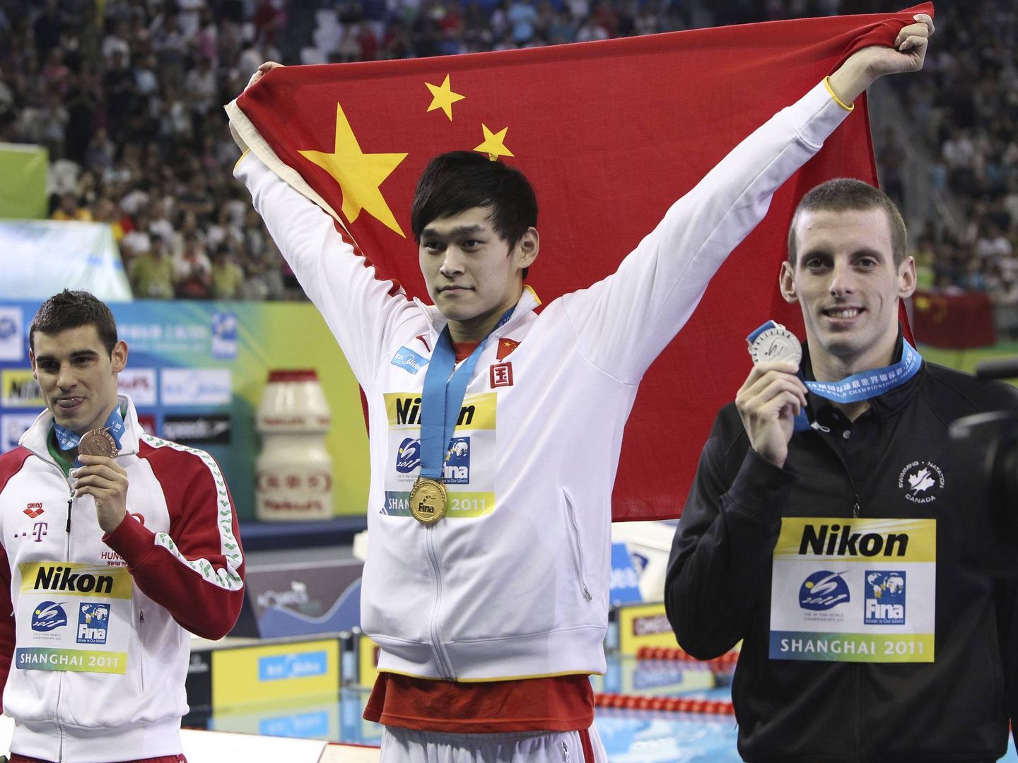 Sun Yang, en lo más alto del podio tras ganar su primer oro mundial en Shangai. (EFE)