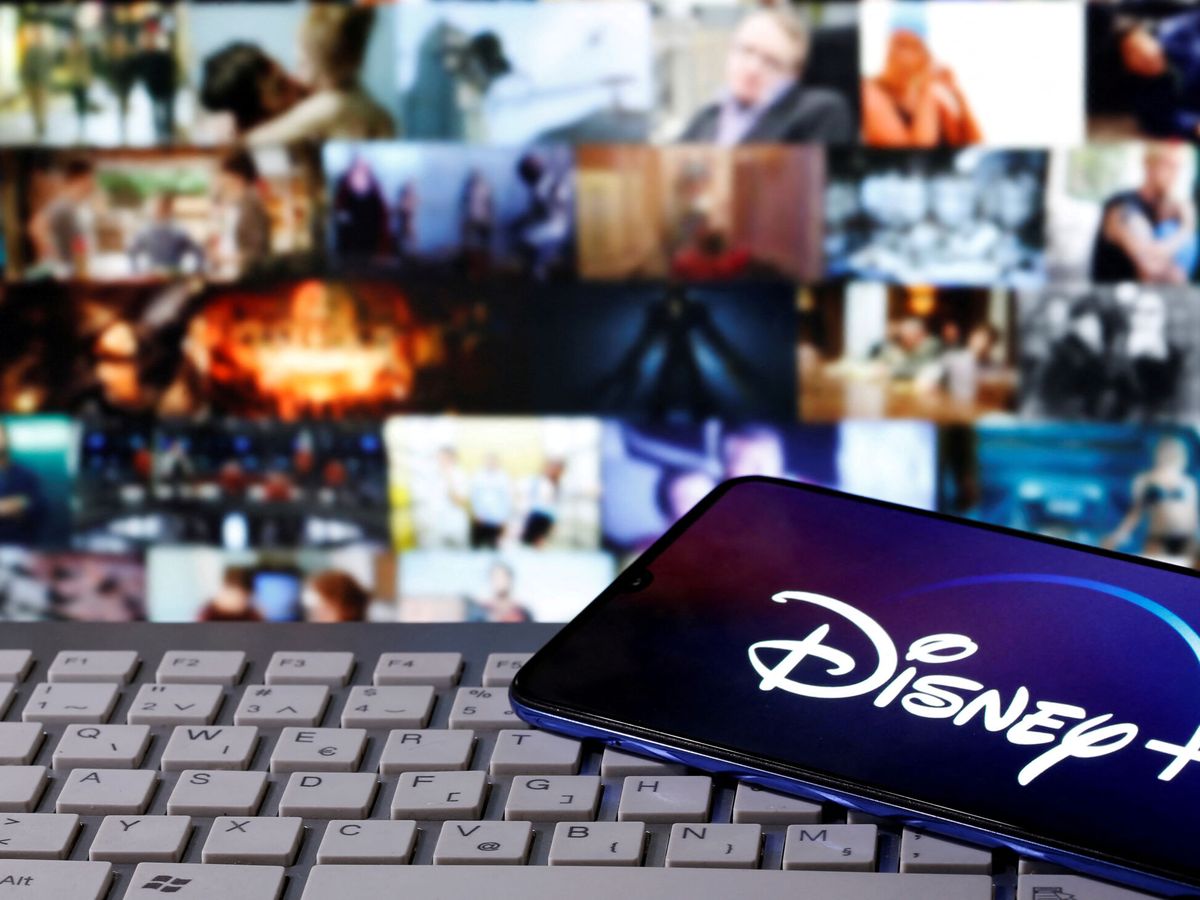 Foto: Vista de un teléfono y la plataforma de 'streaming' Disney+. (Reuters)