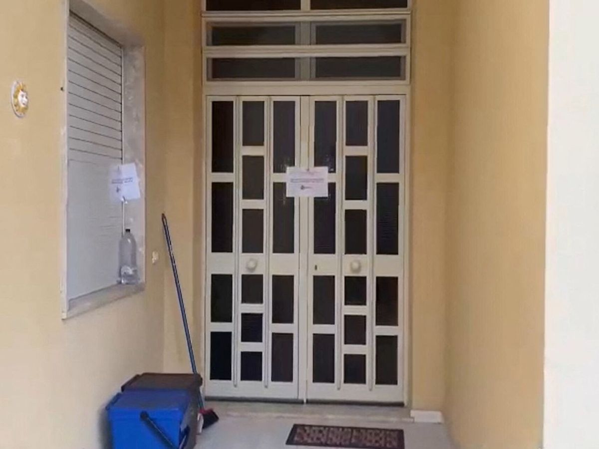 Foto: Puerta de la primera vivienda de Messano localizada por la Policía. (Reuters)