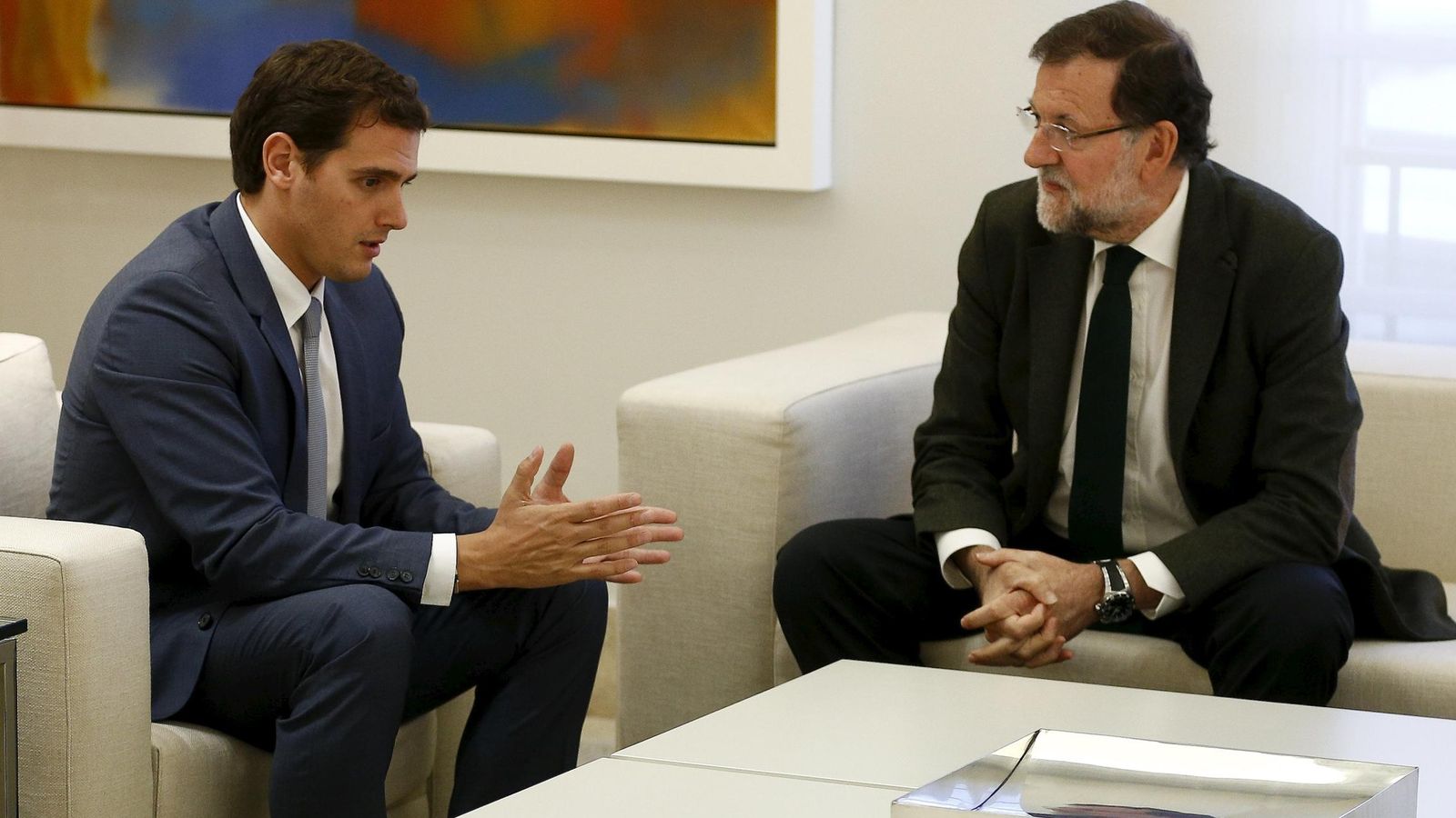 Foto: El líder de Ciudadanos, Albert Rivera, junto al presidente del Gobierno, Mariano Rajoy, durante una reunión en La Moncloa. (Reuters) 