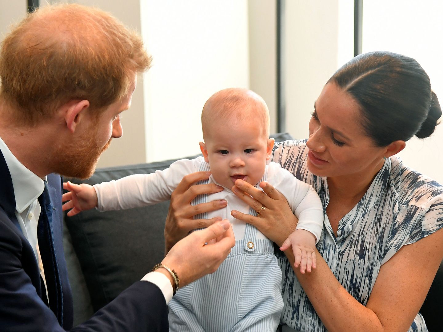 Meghan Markle, el príncipe Harry y su hijo Archie en África. (Reuters)