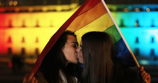 Foto: Una pareja de mujeres se besa frente al Palacio de la Moneda. (EFE)