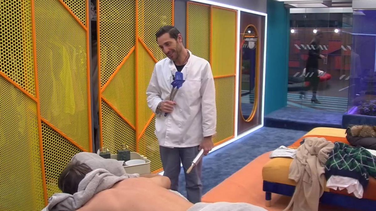 El masaje humillante de Antonio David Flores a Hugo que no quiso emitir 'GH VIP 7'