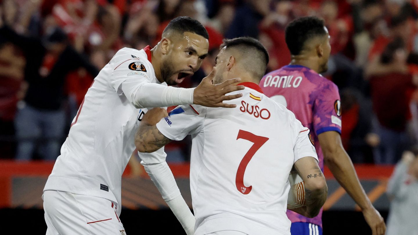 Suso celebra con En-Nesyri el gol del empate. (Reuters/Susana Vera)