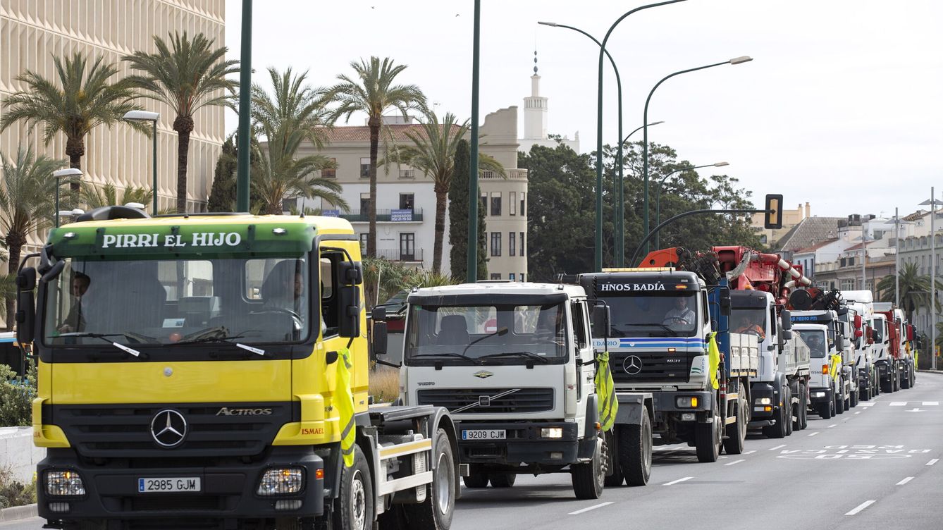 Foto: Una caravana de camiones colapsó el tráfico en la capital malagueña. (EFE)
