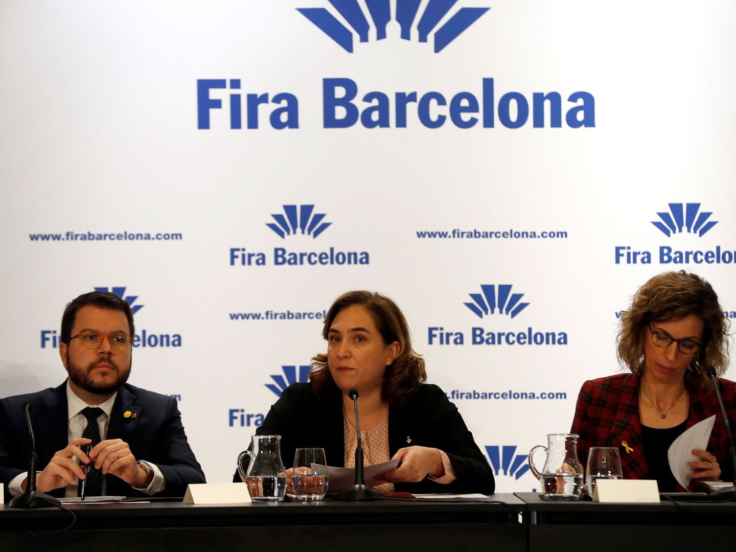 El vicepresidente de la Generalitat, Pere Aragonés, acompañado por la alcaldesa de Barcelona, Ada Colau (c) y de la 'consellera' de Empresa i Coneixement, Angels Chacón (d). (EFE)