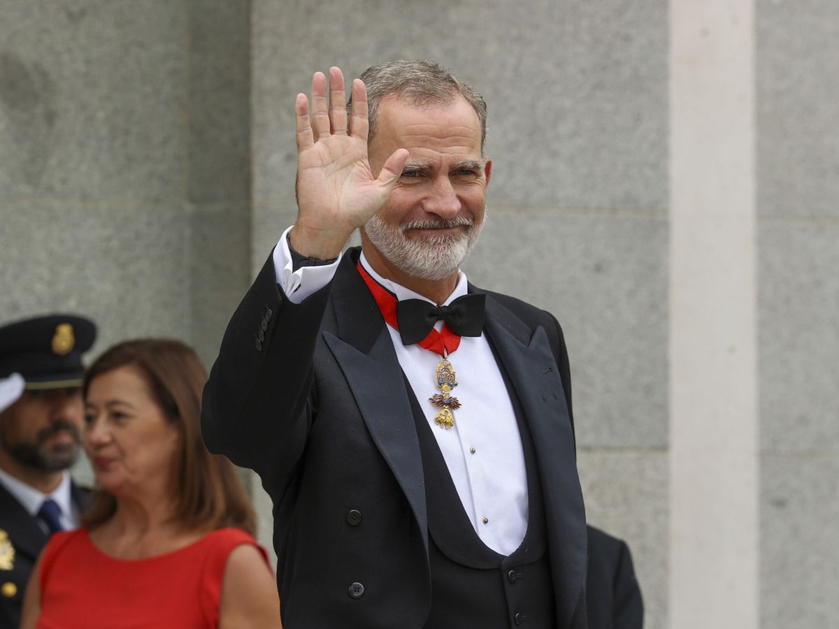 Foto: El rey Felipe saluda a su salida del acto de apertura del Año Judicial 2023-2024. (EFE/Kiko Huesca)