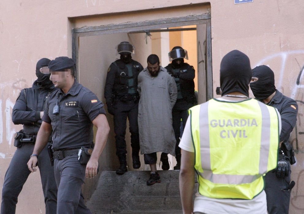 Foto: Uno de las seis personas que han sido detenidas en Melilla (Efe)