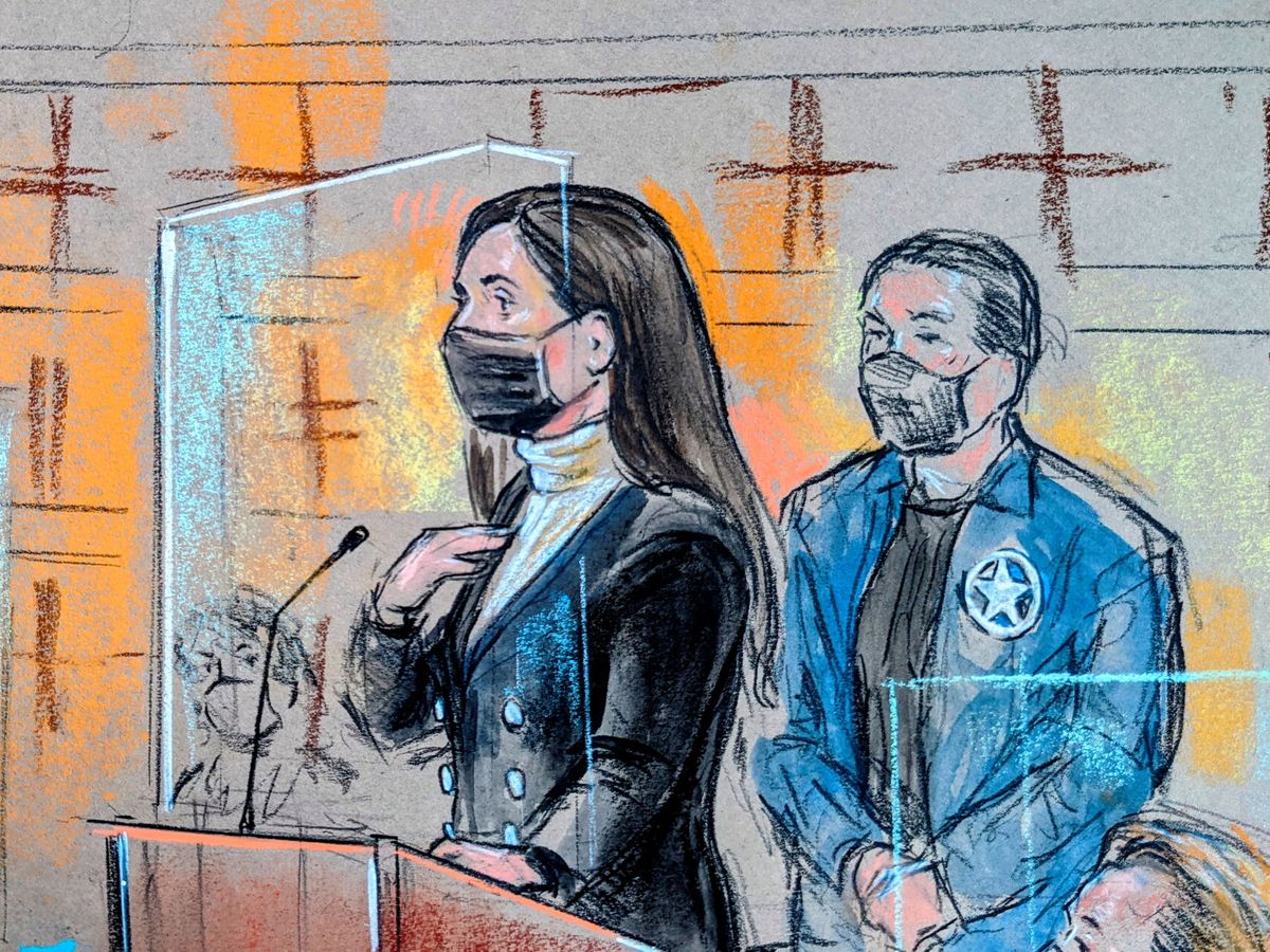 Foto: Emma Coronel, mujer del narcotraficante Joaquín Guzmán, en una ilustración durante el juicio (REUTERS/Hennessy)  