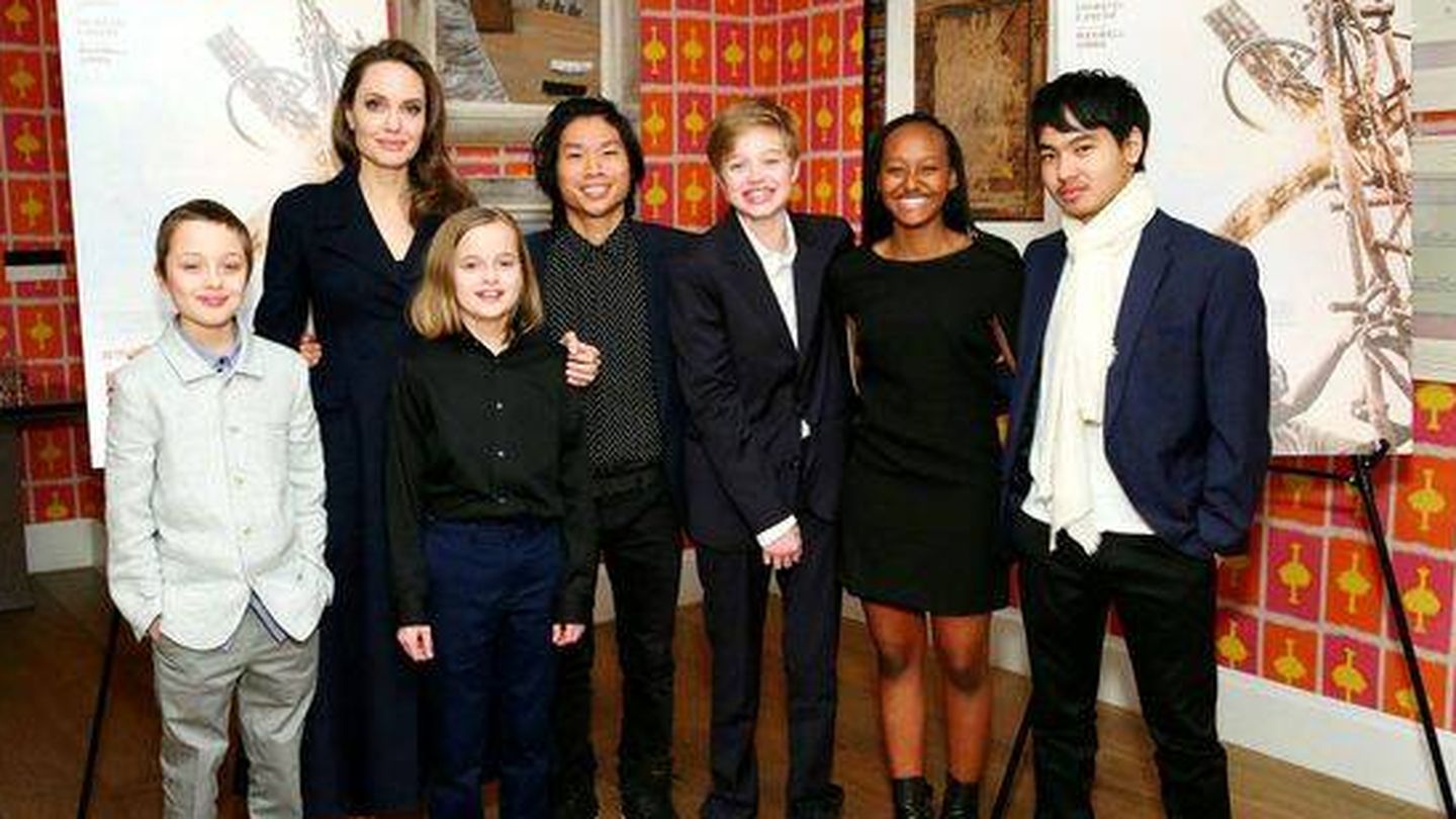 Angelina Jolie y sus hijos. (Getty)
