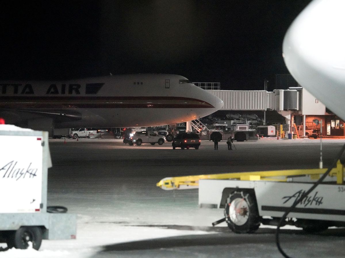 Foto: Imagen de un avión en la pista del aeropuerto de Anchorage. (Reuters)